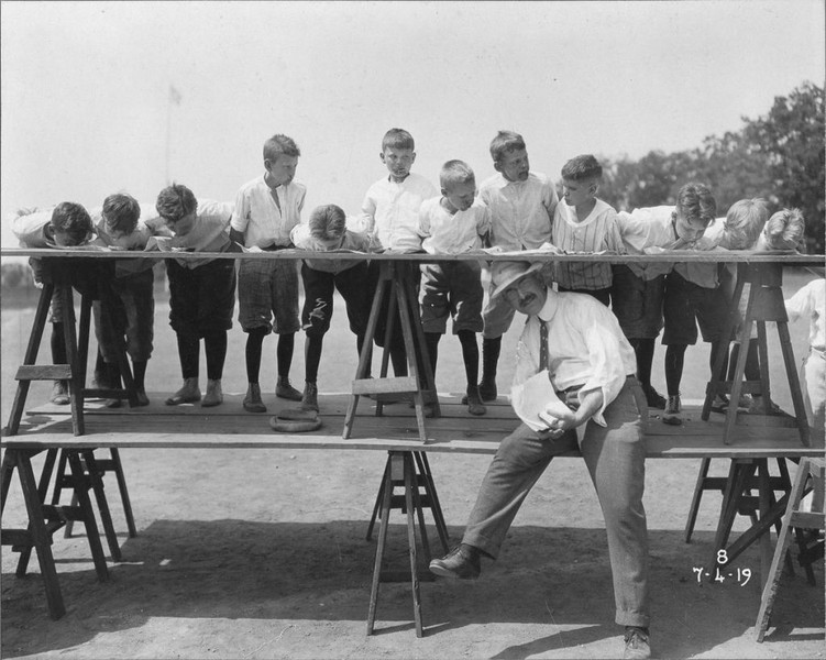 Các bé trai tham gia  cuộc thi ăn uống tổ chức vào ngày Quốc khánh năm 1919. Ảnh OLA